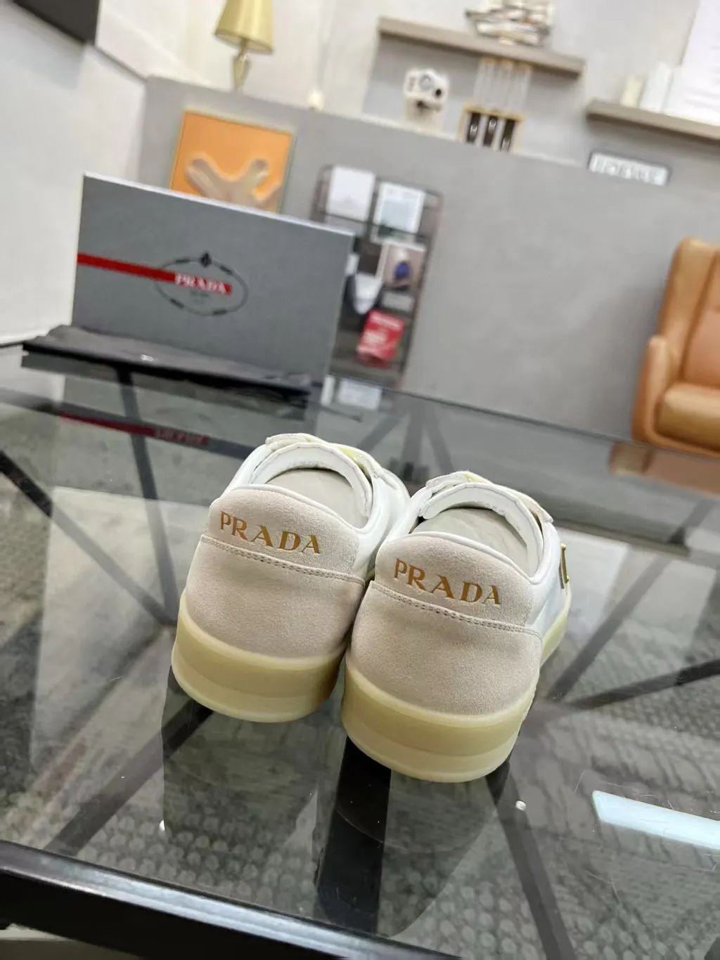 Factory price: 380💰Prada new men's leather sports shoes, the highest version on the market, any comparison is welcome🆚! The original leather has excellent texture and is super high-end! Fetal sheep net lining imported from Italy, removable pad! Luxurious materials and fine workmanship, highly recommended! Code number: 38-44, customized 45